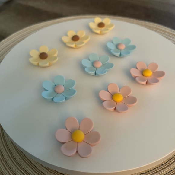 3 Daisy Fridge Magnets - Picture 3 of 17